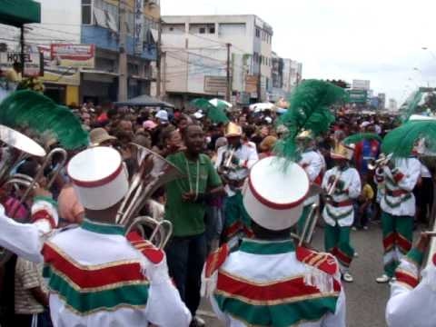 TRIBUNA FEIRENSE - Fanfarra da Escola Munic. Ana Maria no desfile de 7 setembro