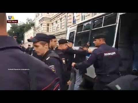"Справа Хізб ут-Тахрір": у Москві затримали майже 50 кримчан біля будівлі Верховного суду