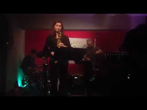 Eylül Biçer Trio feat. Angelika Niescier - Pare'nin Şarkısı