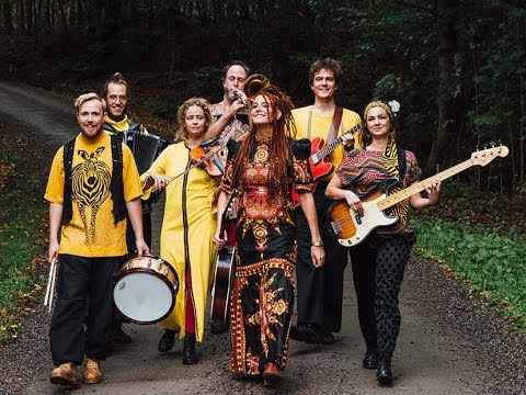 download lagu mp3 mp4 Apolonia Band, download lagu Apolonia Band gratis, unduh video klip Apolonia Band