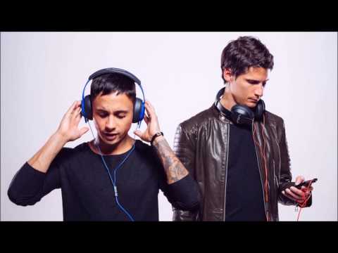 Pitbull vs Bassjackers & Thomas Newson - Time Of Our Lives Vs. Wave Your Hands (Dj Ganz Mashup)