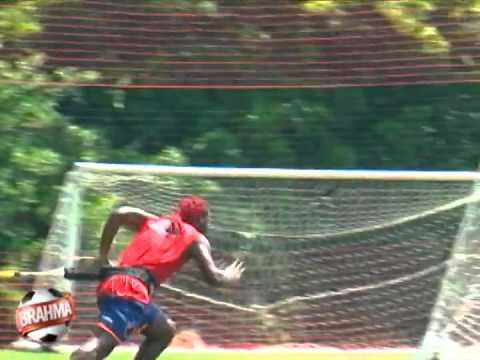 Negueba e Love mostram grande diferença de forças!