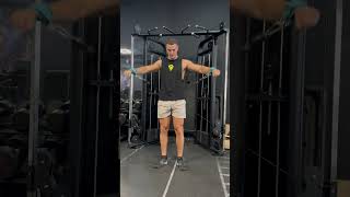 ELEVACIONES LATERALES EN POLEA BAJA A DOS MANOS POR DETRÁS