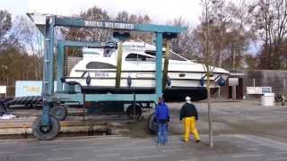 preview picture of video 'Hausboote verlassen per Travellift den Hafen'
