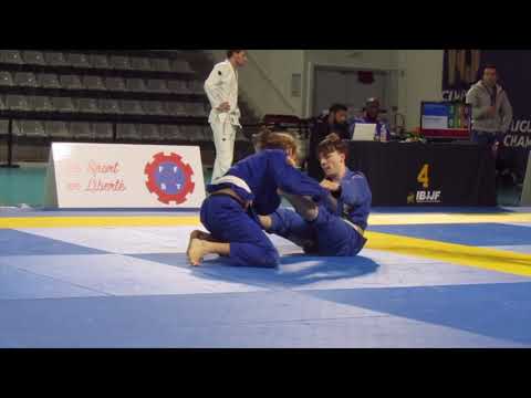 Lightweight BJJ match from the IBJJF Paris Open 2019