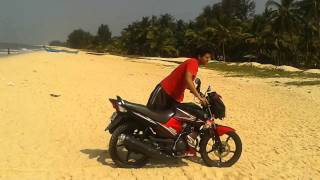 preview picture of video 'Yamaha SS125 - Riding out of beach'