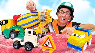 Oyuncak arabalar kum ile oynuyorlar. İnşaat makineleri iş başındalar. Yeni beton