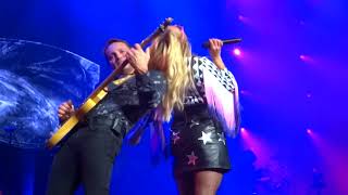 Miranda Lambert sings &quot;Pink Sunglasses&quot; live on the Bandwagon Tour