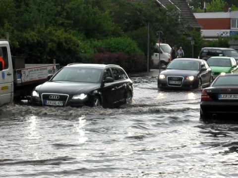 Unwetter in Stadt Leer / Ostfriesland   Deichstrasse überflutet