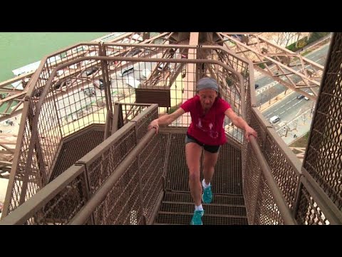 Verticale Tour Eiffel: au sommet par la cage d'escaliers I AFP Reportage