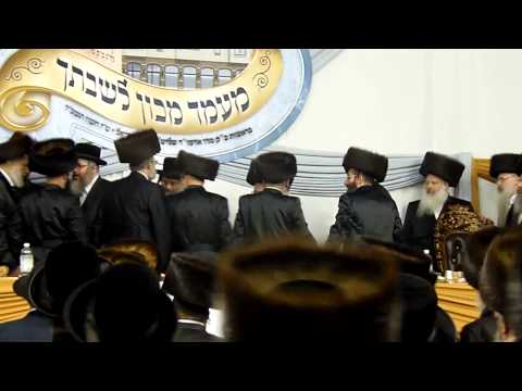 Vizhnitzer Rebbe dances in Montreal 2013