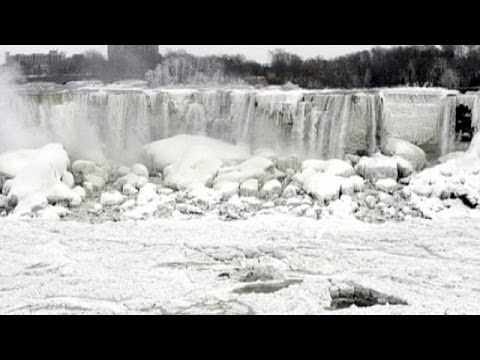 Il freddo intenso gela le cascate del Niagara