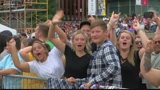 Chris Young had thousands hangin' on at Solheim Fan Fest concert