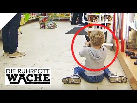 , title : 'Spielzeugwaffe feuert plötzlich ab: Polizisten und Kind in Schock | Die Ruhrpottwache | SAT.1 TV'