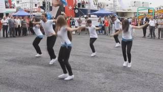 Okul Kızları &#39;Heijan Abin Dızo Bremin&#39; Dansı Yapıyor