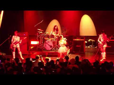 QWER (최애의 아이들) - Let's Love - Rockation Tour - Los Angeles 2025 4K