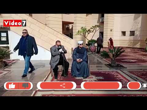 شقيق عبلة الكحلاوي يستقبل المعزين أمام مسجد الباقيات الصالحات