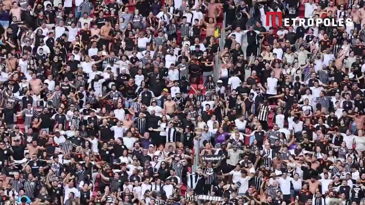 Torcida do Corinthians se anima após abrir o placar contra o Flamengo na Supercopa