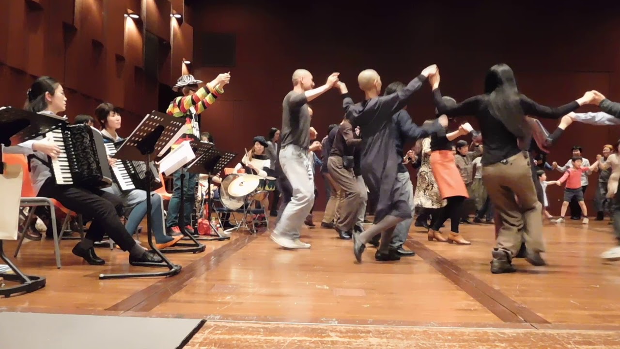 Japanese Students Learn Traditional Jewish Dances