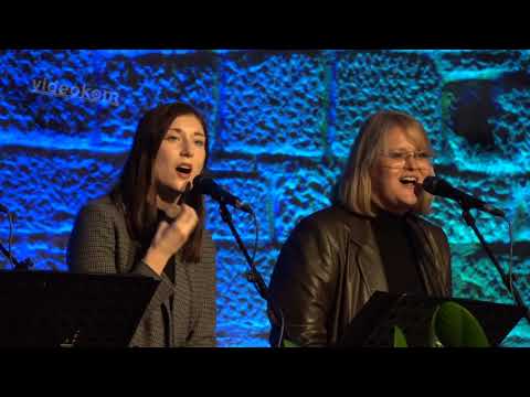 V ritmih "bossa nova" vokalna skupina Aria