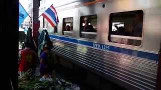 preview picture of video 'タイ国鉄マハーチャイ線車窓（線路市場通過） SRT Maha Chai Line Train Ride'