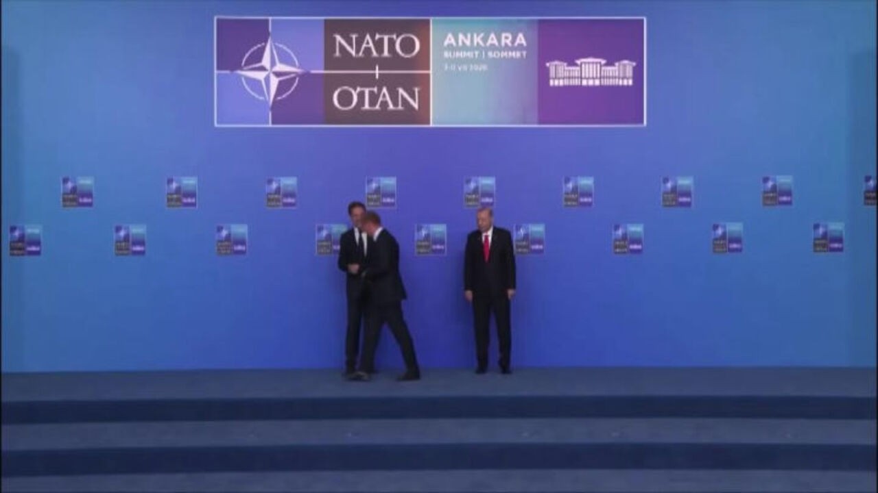 Erdogan con mano sul cuore, il saluto affettuoso per la premier Meloni al vertice Nato di Ankara