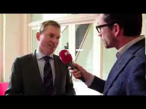 Tom Staal praat met Peter Rehwinkel over tapas en wachtgeld