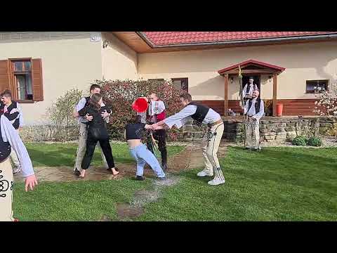 Veľkonočný pondelok vo Veľkom Rovnom v podaní FS Rozsutec.