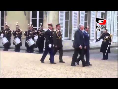 السيسي برفقة رئيس مجلس الشيوخ الفرنسي يدخلان إلى قصرالإليزيه