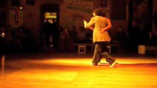 Bruno Tombari y Mariángeles Caamaño bailando un Vals en La Catedral, Buenos Aires.
