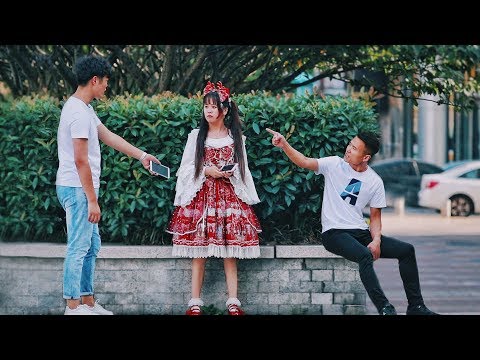 穿洛麗塔的女生街頭遭陌生小伙無端辱罵，路人：閉嘴，你快走吧！