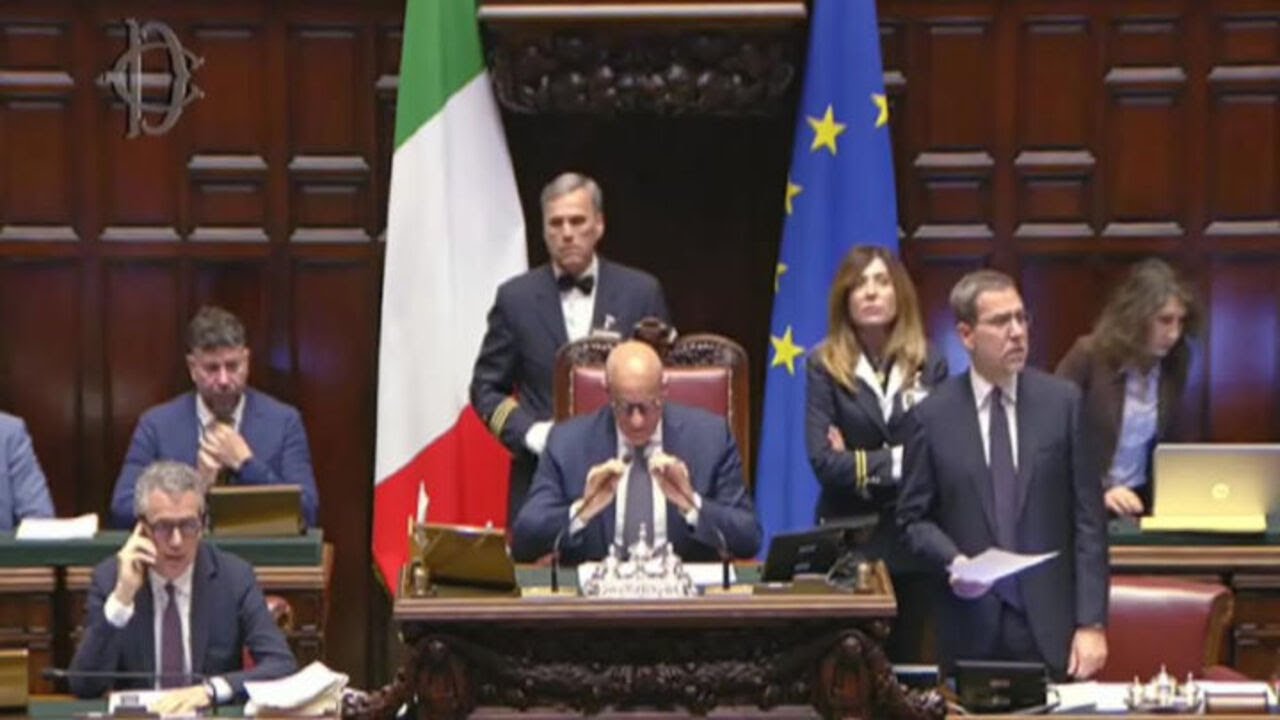 Opposizioni cantano 'Bella Ciao' in Aula alla Camera