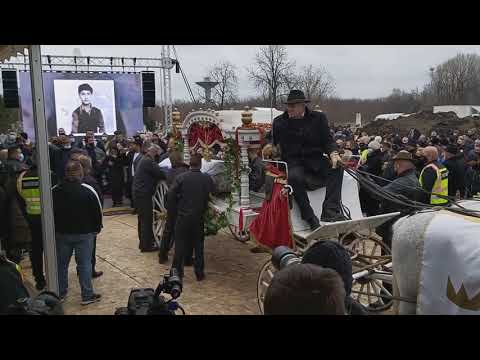 KIS GRÓFÓ ÉNEKEL KÖZBEN  NÉGYLOVAS HINTÓBÓL EMELIK KI A KOPORSÓT  GRÓFÓ TEMET