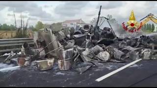Incendio rimorchio in A4: colonna di fumo e paura in autostrada
