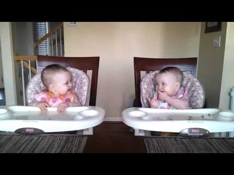 Binjaket identike, që kanë 11 muaj kënaqen me muzikën që luan babai i tyre