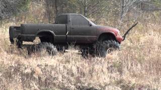 preview picture of video 'Aron's Mud Bog 2010 - S-10 pickup in 2WD'