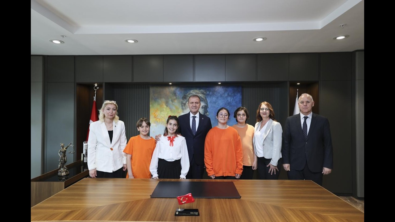 ÖĞRENCİLER, 23 NİSAN SEVİNCİNİ BAŞKAN SEÇER İLE PAYLAŞTI