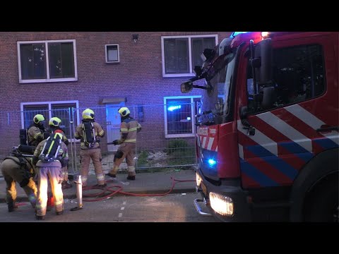 Brandweer forceert hek en voordeur om Woningbrand aan de Brabantstraat in Oss te blussen