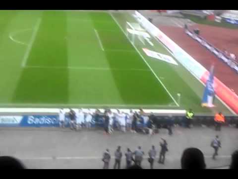 KSC Spieler vor Fanblock