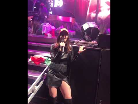 Lana del Rey kiss a fan live concert