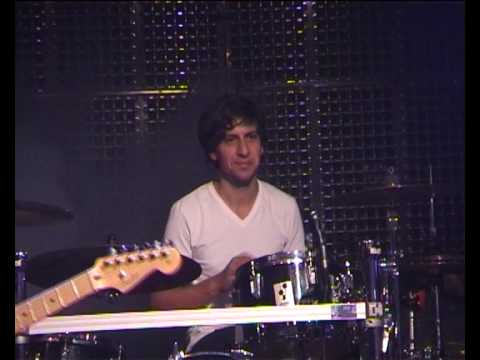 Dominik Büchele stellt den Ersatzschlagzeuger Silas Benz vor