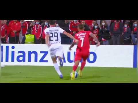 Benfica trofense arbitragem escandalosa. nenhum dos lances foi falta. só o do Sporting. VERGONHA