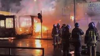 Cinco personas mueren en la capital de Chile al chocar una camioneta con un autobús
