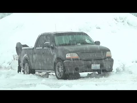 01-04-2021 Snoqualmie Pass, WA - Winter Storm - Stuck Truck Sliding Out
