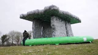 preview picture of video 'Poulnabrone Bouncy Dolmen'