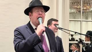 Sruly Hollander Performs מכניסי רחמים at a Wedding in Lakewood