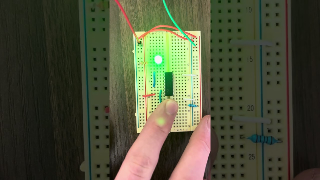 74HC04 NOT Logic Gate IC Breadboard Demo - link to tutorial in description
