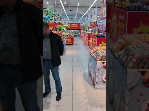 Levei dois indianos para visitar o grande supermercado C em Hanói