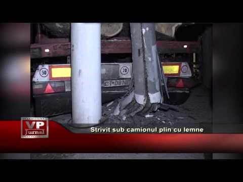 Strivit sub camionul plin cu lemne