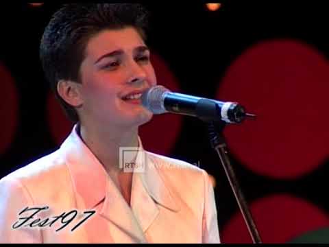 Elsa Lila - Larg urrejtjes (Festivali i 36-të i Këngës në RTSH)